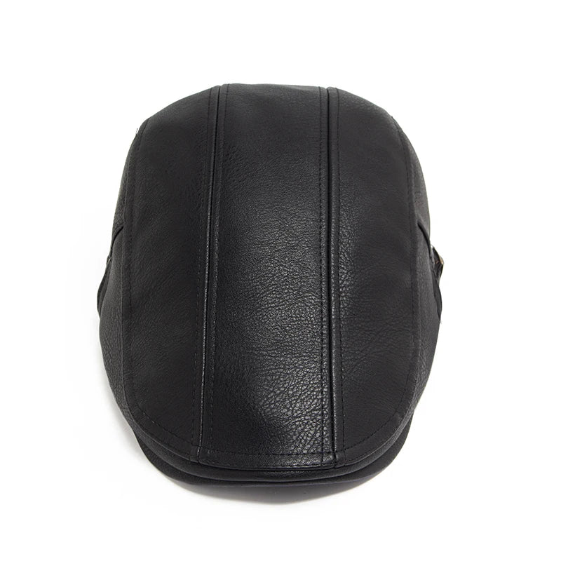 Boina Inglesa de Couro Masculina Montvani MV375 clássica, com couro premium e design elegante, perfeita para visuais casuais ou formais com conforto.