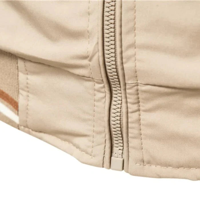 Jaqueta Casual Masculina Montvani MV103 em poliéster resistente, com forro interno, bolsos com zíper e modelagem ajustada.
