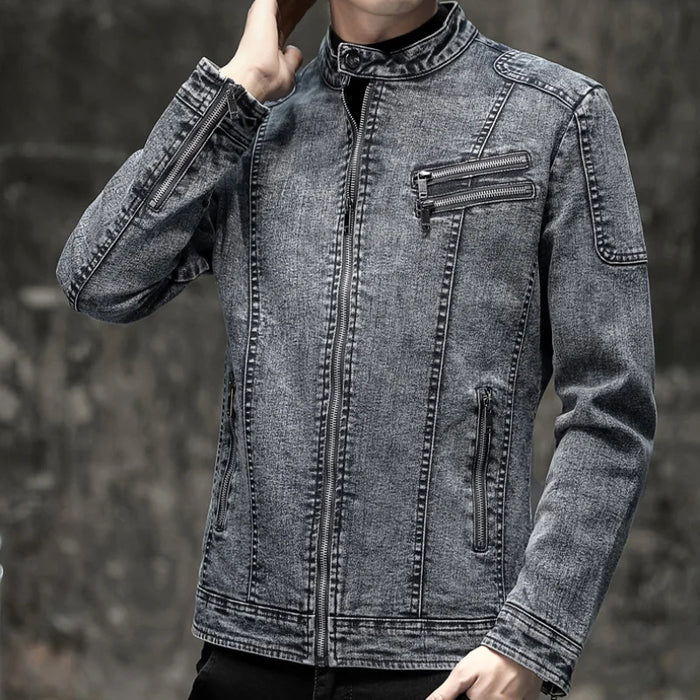 Jaqueta Jeans Masculina Montvani MV162, confeccionada em jeans premium, com fechamento por botões e modelagem estruturada, ideal para um visual vintage sofisticado.