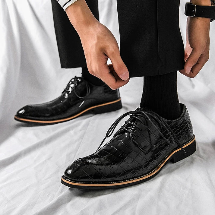 Sapato Derby Couro Montvani MV361 clássico, com couro lustrado e cadarço trançado, perfeito para visuais sociais com elegância.