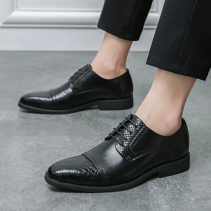 Sapato Derby Montvani MV362 elegante, com couro texturizado e cadarço trançado, perfeito para visuais sociais ou casuais com conforto.