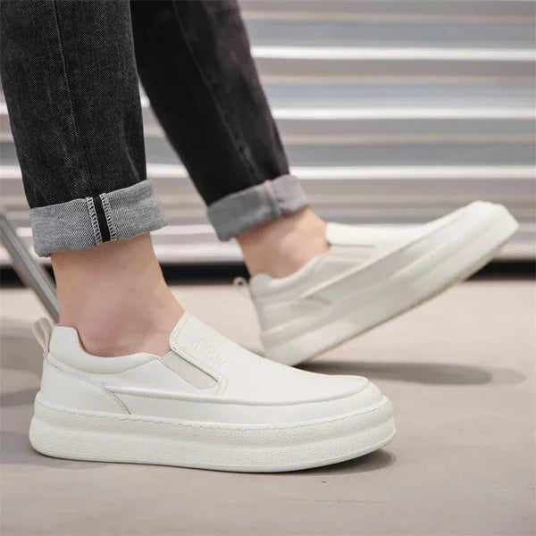 Tênis Masculino em Couro Montvani MV303 elegante, com couro nobre e fecho slip-on, perfeito para visuais masculinos casuais com conforto.