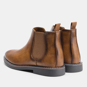 Bota Masculina Chelsea Montvani MV284 clássica, com couro nobre e design vitoriano, perfeita para visuais masculinos casuais ou formais.