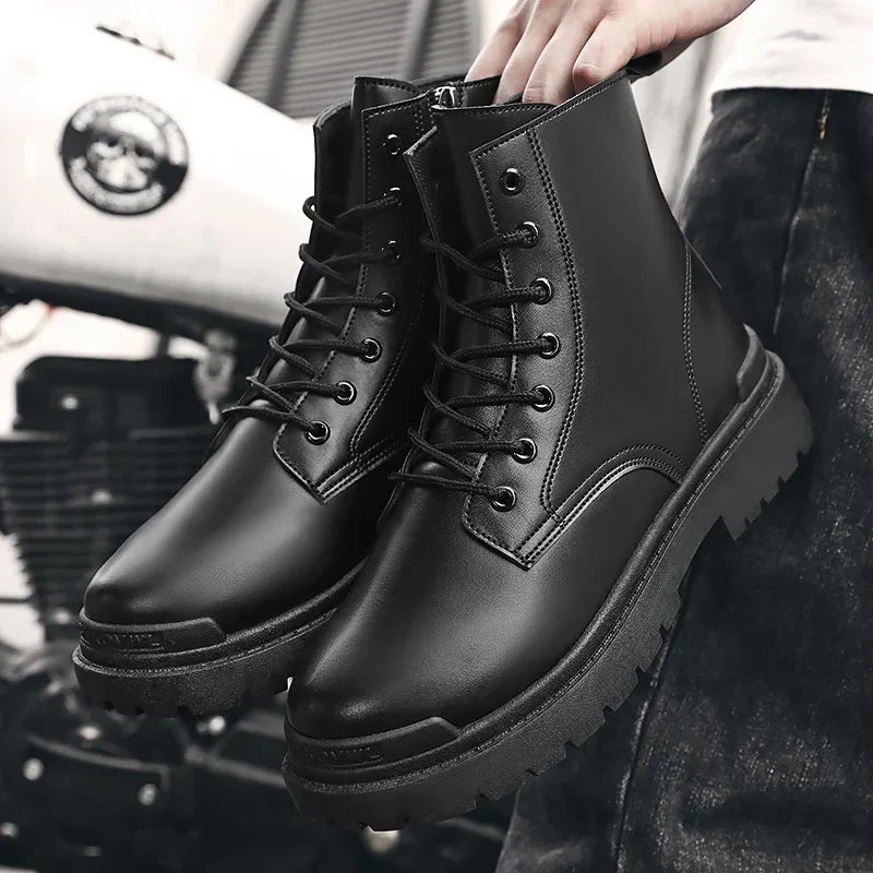 Bota Masculina em Couro Montvani MV047, acabamento refinado, solado antiderrapante e design versátil para estilo e conforto.