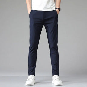 Calça Social Masculina Montvani MV203, com corte slim fit e tecido de nylon e spandex, perfeita para eventos formais, corporativos ou uso diário.