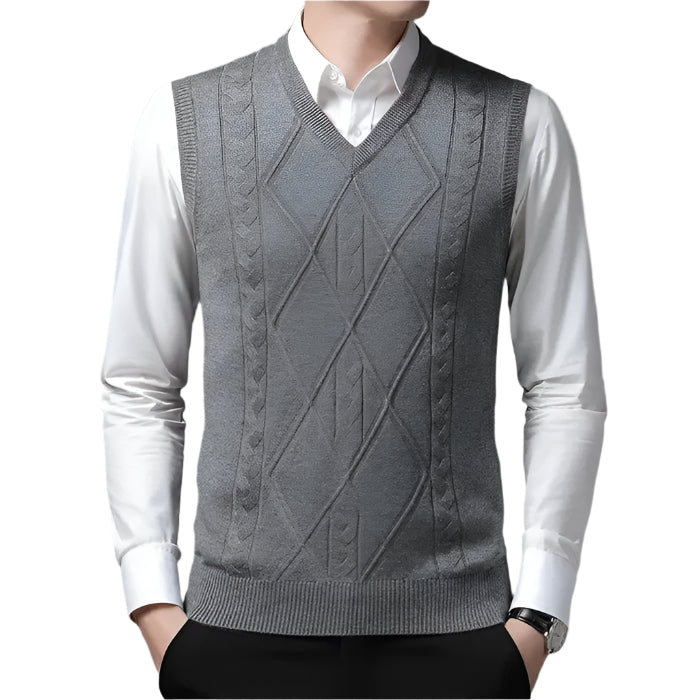 Colete Tricot Montvani MV396 versátil, com tricot premium e design elegante, perfeito para visuais casuais ou formais com sofisticação.