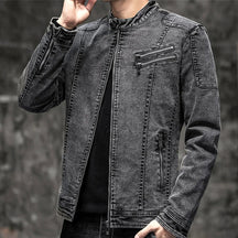 Jaqueta Jeans Masculina Montvani MV162, confeccionada em jeans premium, com fechamento por botões e modelagem estruturada, ideal para um visual vintage sofisticado.