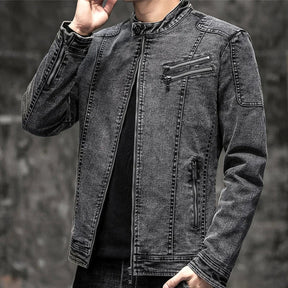 Jaqueta Jeans Masculina Montvani MV162, confeccionada em jeans premium, com fechamento por botões e modelagem estruturada, ideal para um visual vintage sofisticado.