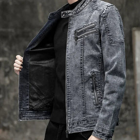 Jaqueta Jeans Masculina Montvani MV162, confeccionada em jeans premium, com fechamento por botões e modelagem estruturada, ideal para um visual vintage sofisticado.