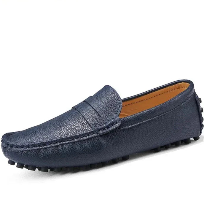 Mocassim Masculino em Couro Montvani MV041, design clássico e sofisticado, acabamento artesanal, palmilha macia e solado flexível para máximo conforto.