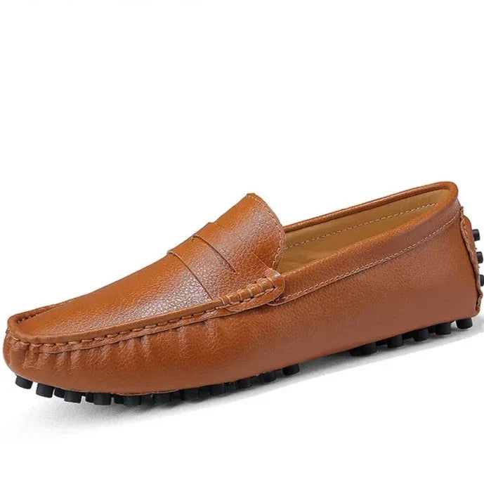 Mocassim Masculino em Couro Montvani MV041, design clássico e sofisticado, acabamento artesanal, palmilha macia e solado flexível para máximo conforto.