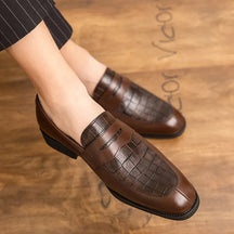 Mocassim Masculino em Couro Montvani MV044, design clássico e sofisticado, acabamento artesanal, palmilha acolchoada e solado flexível para máximo conforto.