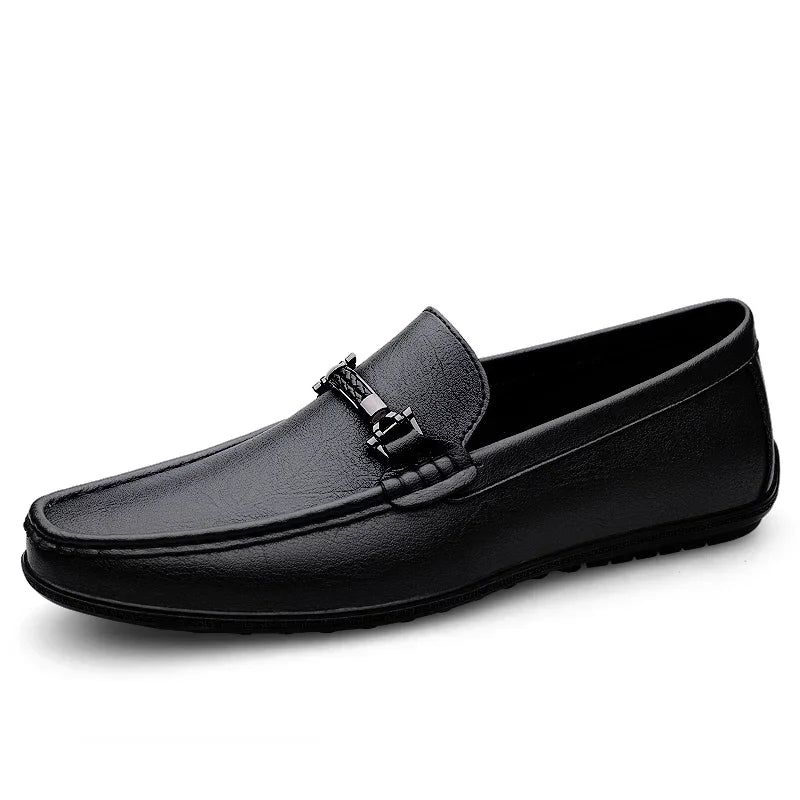 Mocassim Masculino em Couro Montvani MV042, design clássico e sofisticado, acabamento artesanal, palmilha macia e solado flexível para máximo conforto.