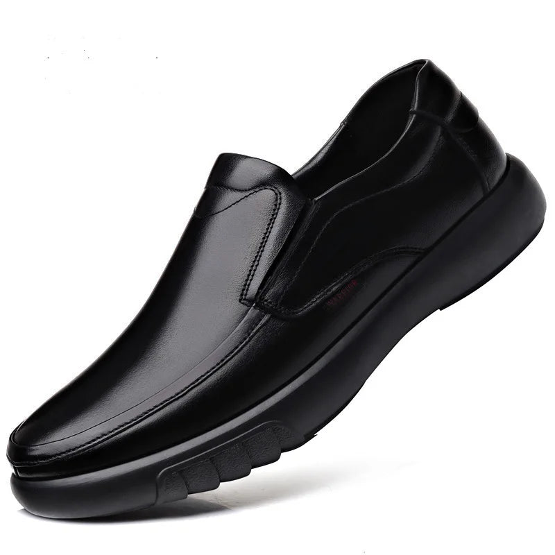 Mocassim Masculino Montvani MV065, calçado sofisticado com acabamento artesanal, solado resistente e palmilha confortável para um visual elegante.