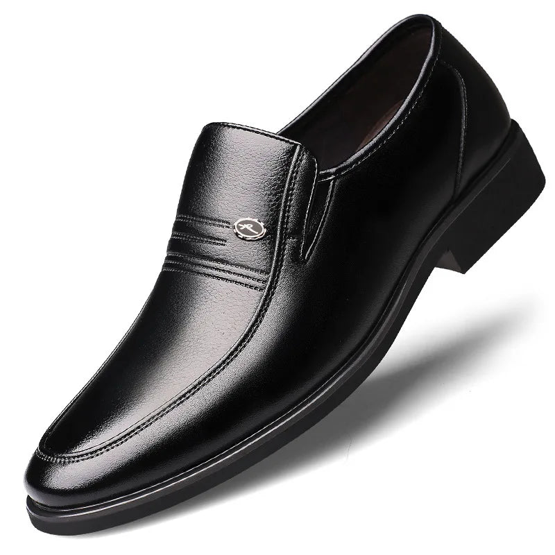 Mocassim Masculino Montvani MV066, elegante e confortável, com palmilha macia, solado resistente e acabamento refinado para um visual sofisticado.