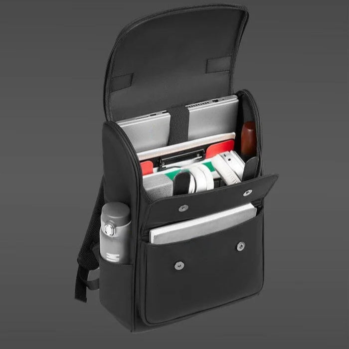 Mochila Casual Montvani MV416 elegante, com tecido impermeável e design moderno, perfeita para o dia a dia ou viagens com praticidade.