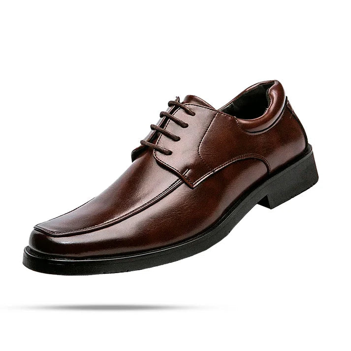 Sapato Derby Couro Montvani MV355 clássico, com couro envernizado e sola vulcanizada, perfeito para visuais sofisticados com conforto.