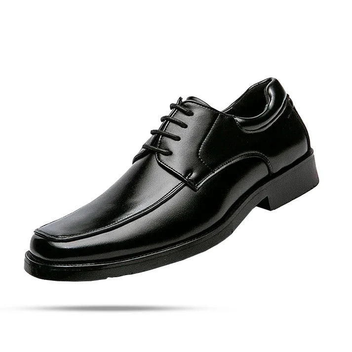 Sapato Derby Couro Montvani MV355 clássico, com couro envernizado e sola vulcanizada, perfeito para visuais sofisticados com conforto.