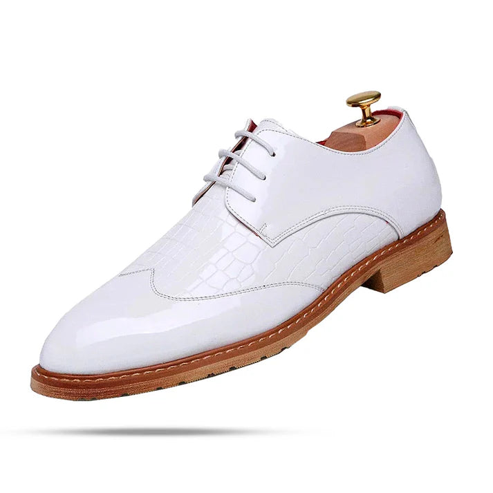 Sapato Derby Couro Montvani MV357 elegante, com couro texturizado e cadarço trançado, perfeito para visuais formais com sofisticação.