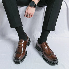 Sapato Masculino Montvani MV059, design clássico, acabamento refinado e solado antiderrapante, ideal para um visual elegante e sofisticado.