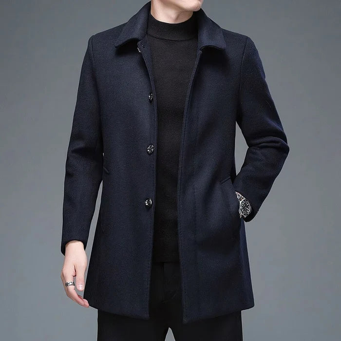 Sobretudo Social Masculino Curto em Lã Montvani MV217, com lã batida e design compacto, perfeito para outono, inverno e ocasiões formais ou casuais.