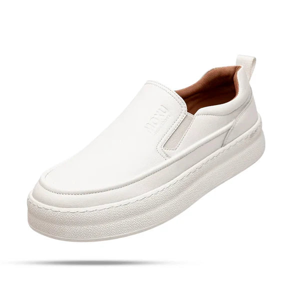Tênis Masculino em Couro Montvani MV303 elegante, com couro nobre e fecho slip-on, perfeito para visuais masculinos casuais com conforto.