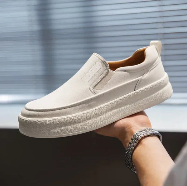 Tênis Masculino em Couro Montvani MV303 elegante, com couro nobre e fecho slip-on, perfeito para visuais masculinos casuais com conforto.